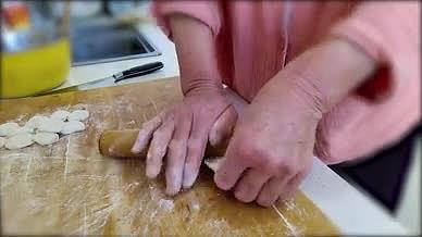 4k拍摄美食制作擀饺子皮、包饺子、煮饺子视频的预览图
